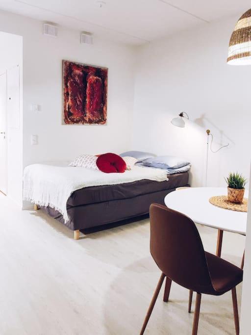 New Studio Cherry Near Helsinki Airport In Kivistoe Vantaa Exteriér fotografie
